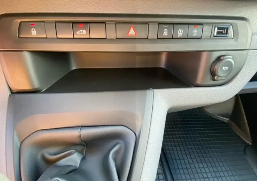 Vue rapprochée de la console centrale du Fiat Scudo Fourgon blanc 2022, montrant les boutons de commande et la prise 12V.