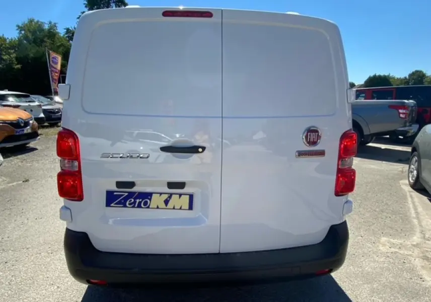 Vue arrière du fourgon blanc FIAT Scudo 2022 avec portes battantes et logo visible au centre droit.