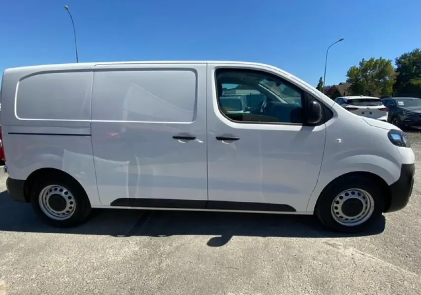 Vue latérale droite d'un FIAT Scudo Fourgon blanc 2022 avec porte coulissante et roues acier simples.