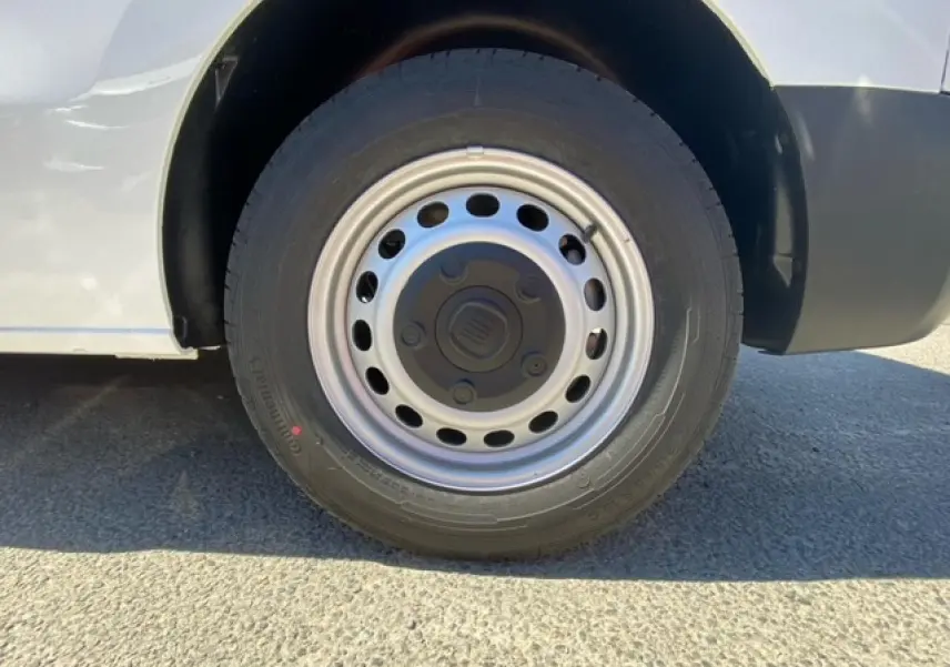 Gros plan sur la roue avant droite du FIAT Scudo Fourgon blanc, mettant en valeur la jante acier et le pneu Continental.
