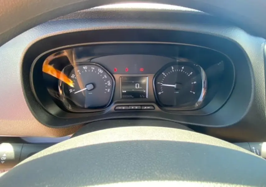 Vue rapprochée du tableau de bord du Fiat Scudo Fourgon 2022, affichant le compteur de vitesse et le compte-tours.