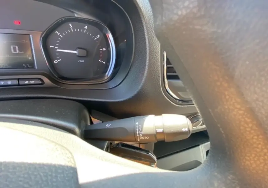 Gros plan sur le commodo d’essuie-glace et le compte-tours du tableau de bord du Fiat Scudo Fourgon blanc.