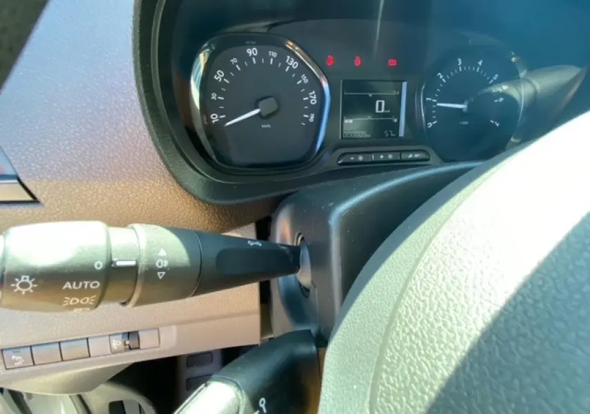 Gros plan sur le tableau de bord du Fiat Scudo Fourgon blanc 2022, affichant le compteur et commandes au volant.