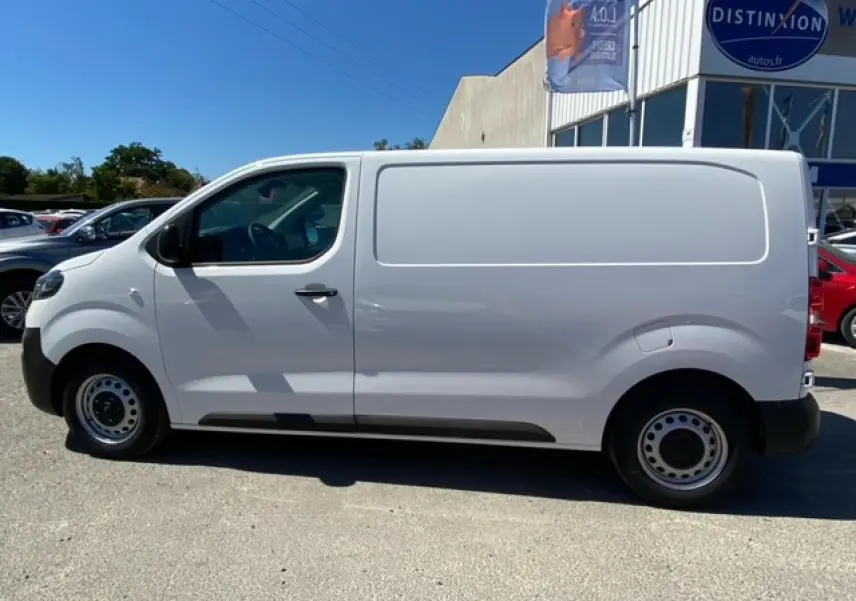 Profil côté gauche d'un fourgon blanc FIAT Scudo 2022, avec porte latérale coulissante et jantes acier simples.