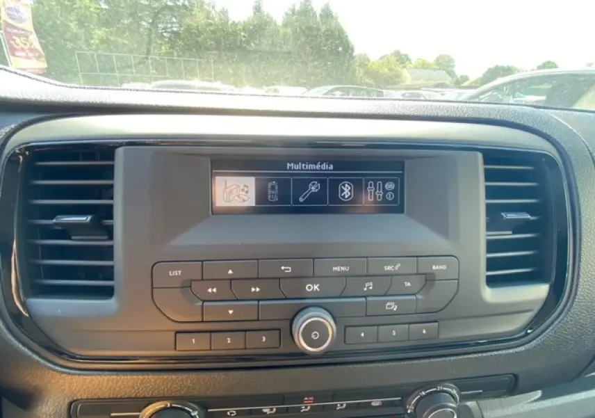 Tableau de bord du Fiat Scudo Fourgon blanc 2022, vue centrée sur l'écran multimédia et les commandes audio.