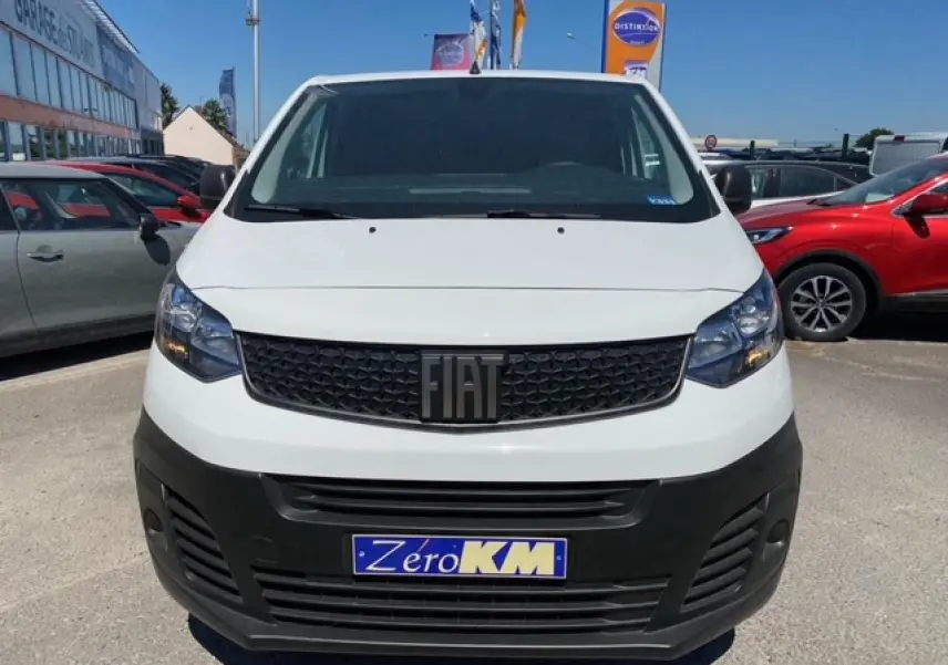 Vue avant d'un FIAT Scudo Fourgon blanc 2022 avec calandre noire et plaque d'immatriculation Zero KM visible.