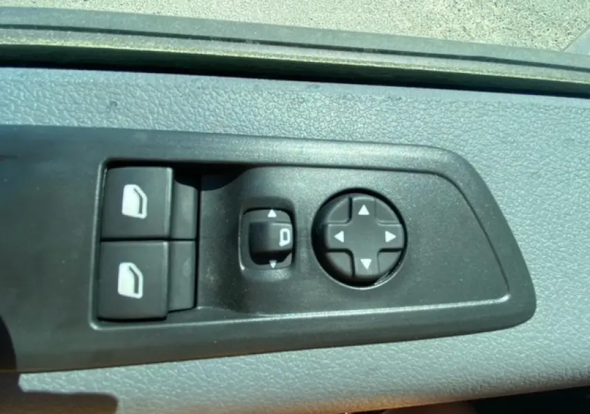 Gros plan sur les commandes de réglage des rétroviseurs et des vitres du FIAT Scudo Fourgon blanc, version 2022.