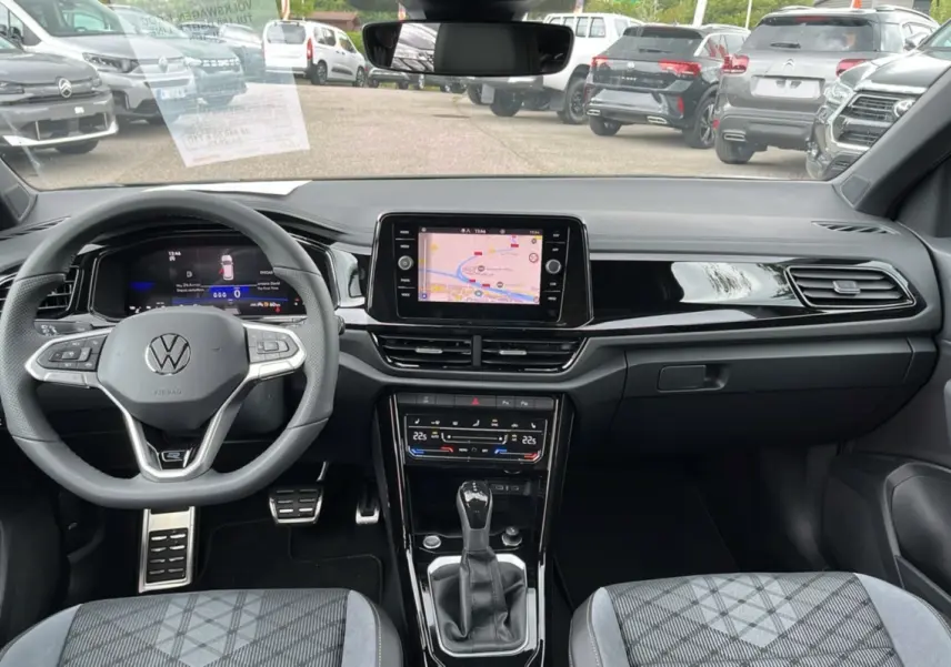 Intérieur du Volkswagen T-Roc TDI 150 DSG7 R-Line Black 2025, vue tableau de bord avec écran central et volant multifonction.