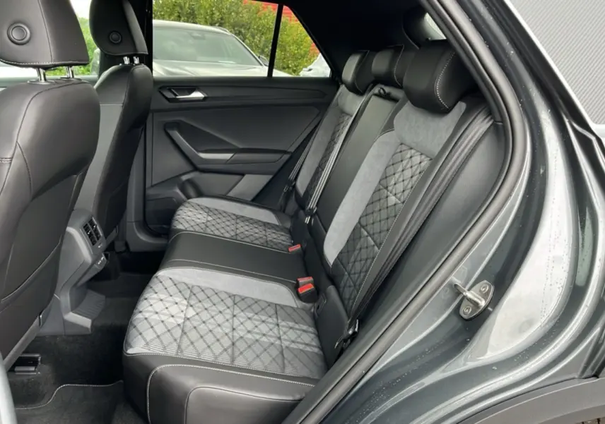 Vue intérieure côté droit des sièges arrière en cuir et tissu gris du Volkswagen T-Roc TDI 150 DSG7 R-Line Black 2025.
