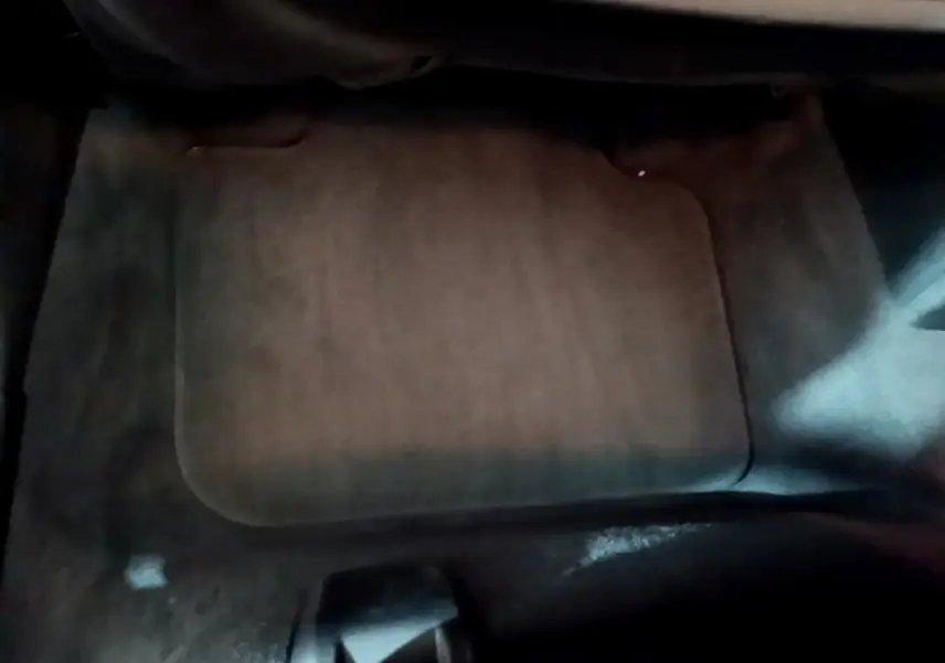 Tapis de sol noir côté passager avant dans une BMW X1 sDrive16d Lounge DKG7 de 2021.