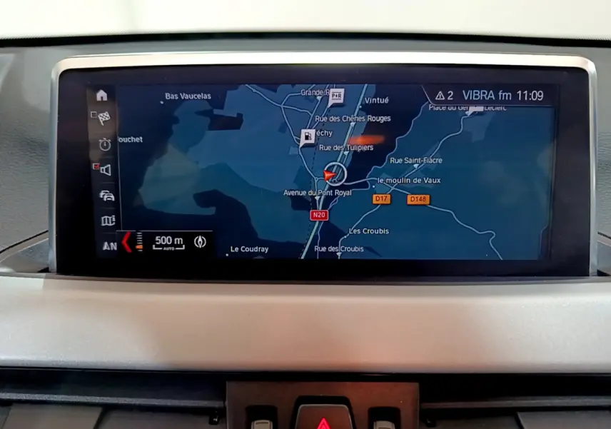 Écran de navigation GPS intégré au tableau de bord du BMW X1 sDrive16d Lounge DKG7 noir de 2021.