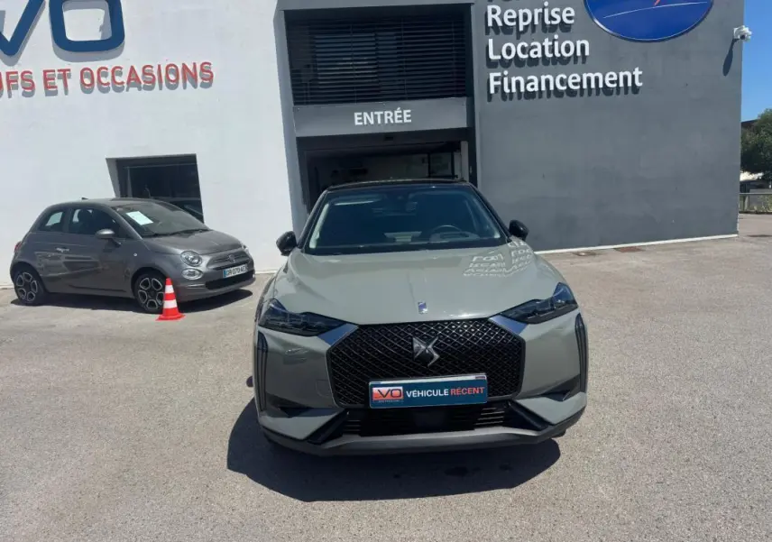 Vue avant d'une DS3 100 BVM6 Bastille gris, avec calandre distinctive et jantes alliage 17 pouces visibles.