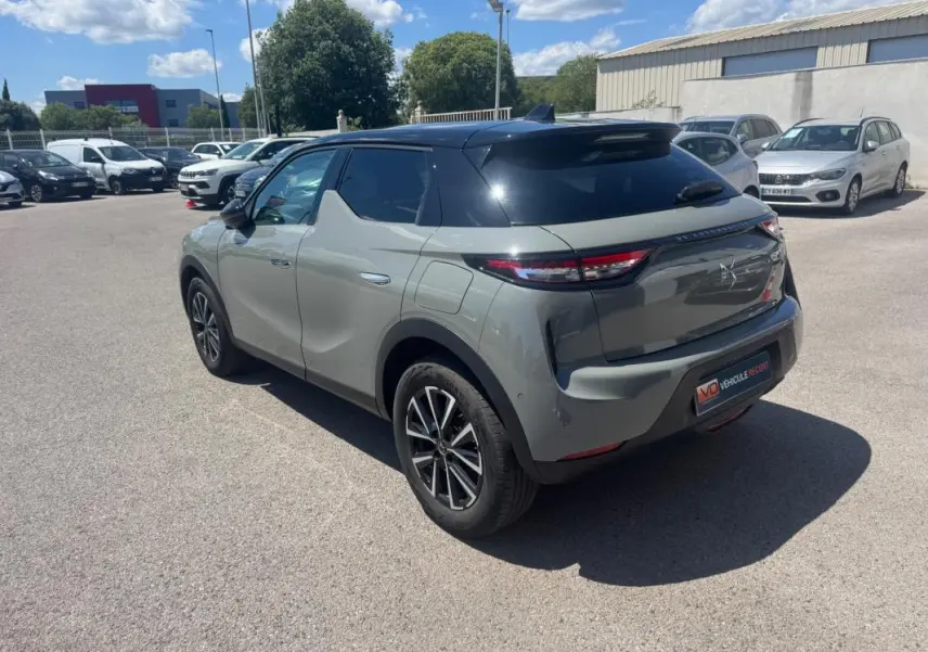 Vue 3/4 arrière droite d'une DS3 100 BVM6 Bastille gris avec jantes alliage 17 pouces et toit noir brillant.