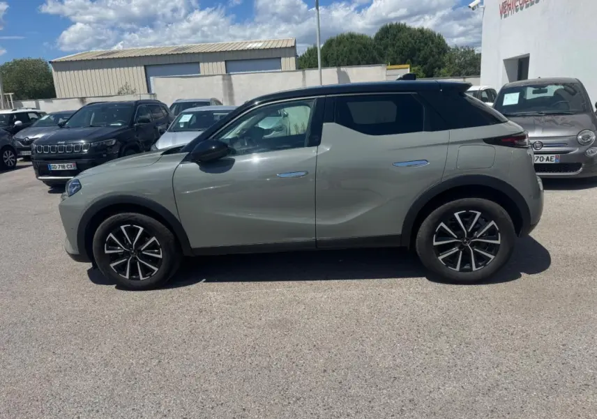 Vue de profil côté gauche d'une DS3 100 BVM6 Bastille gris avec jantes alliage 17 pouces sur parking extérieur.