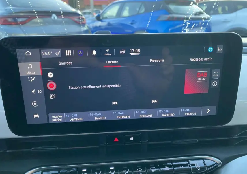 Écran tactile central du tableau de bord de la Fiat 500 électrique blanche, affichant la radio DAB et les commandes climatisation.