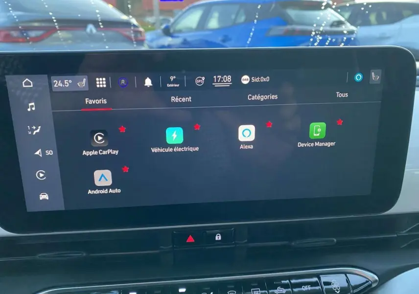 Écran tactile central du tableau de bord de la Fiat 500 Électrique blanche, affichant les applications connectées.