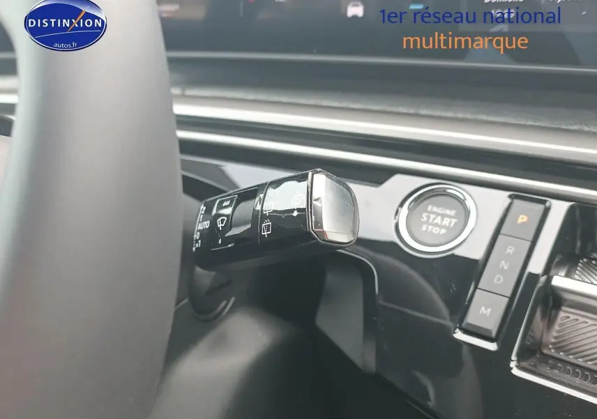 Gros plan sur la commande d’essuie-glace et le bouton start/stop dans l’habitacle du Peugeot 5008 gris Artense.