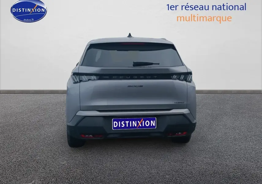 Vue arrière d’un Peugeot 5008 Hybrid 145 allure e-dcs6 gris artense avec feux LED et lunette arrière surteintée.