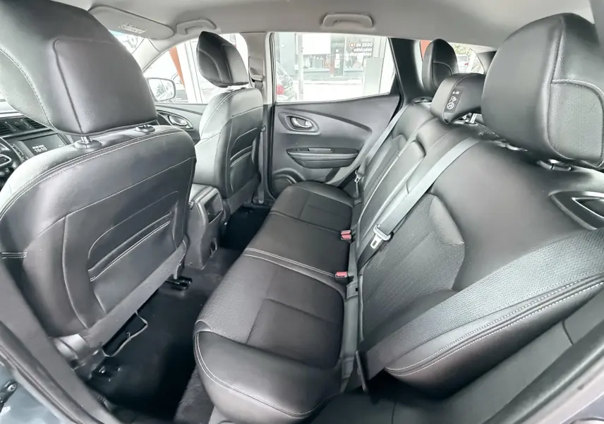 Vue intérieure arrière du Renault Kadjar 2016, sièges en cuir noir avec ceinture de sécurité visible côté droit.