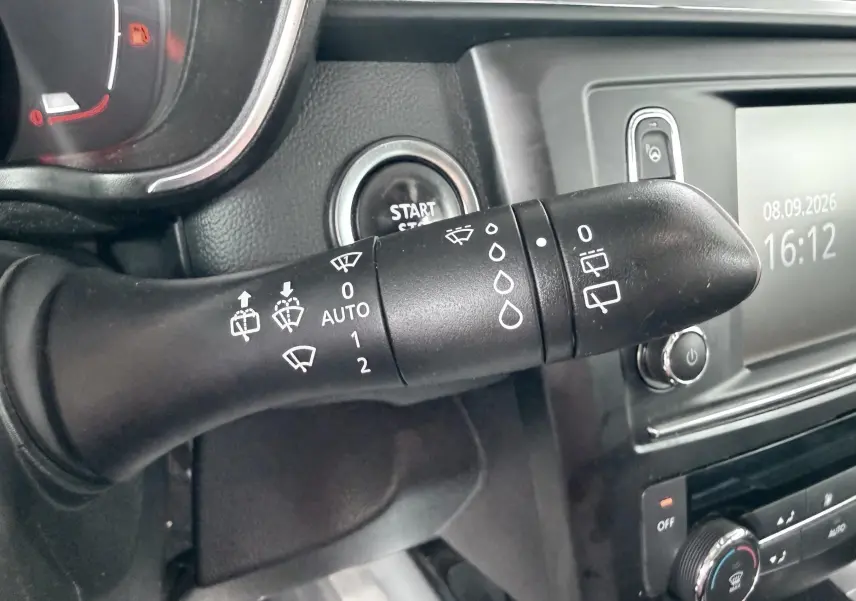 Gros plan sur la commande d’essuie-glace noire à gauche du volant dans l’habitacle du Renault Kadjar gris 2016.