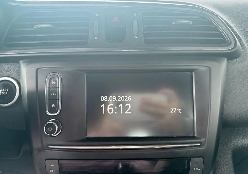 Vue rapprochée du tableau de bord noir du Renault Kadjar 2016, avec écran digital affichant date, heure et température.