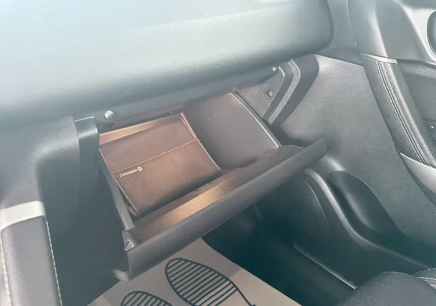 Intérieur côté passager du Renault Kadjar 2016, boîte à gants ouverte avec pochette Renault visible.