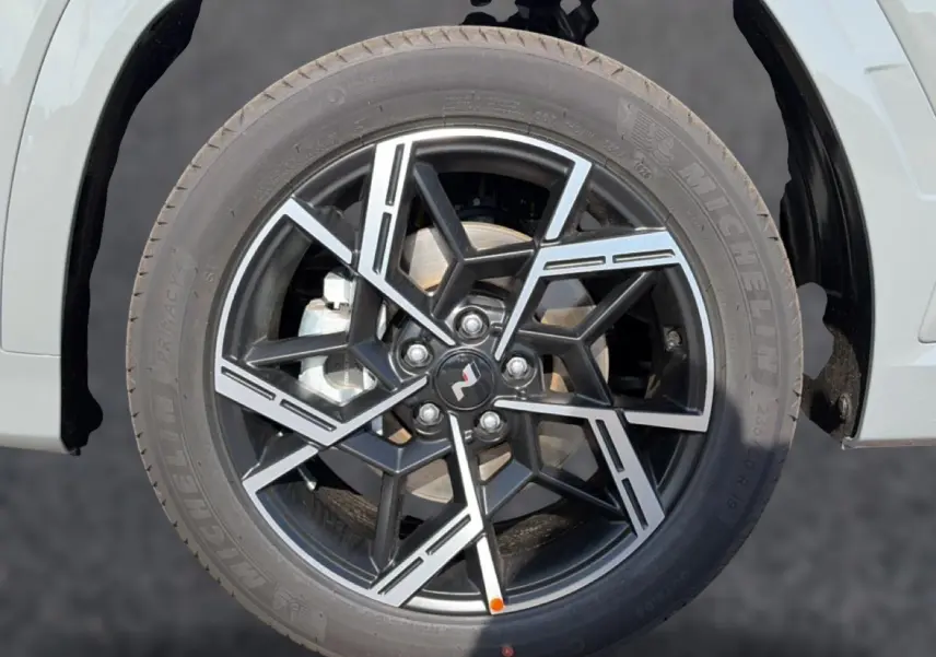 Gros plan sur la jante alu noire et argentée du côté gauche du Hyundai Tucson gris shadow 2026 N Line Executive.