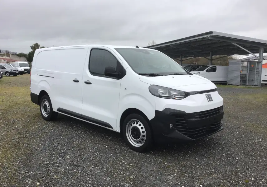 Fiat Scudo Fourgon blanc vu en 3/4 avant droit, avec pare-chocs noirs et jantes acier, sur parking extérieur.