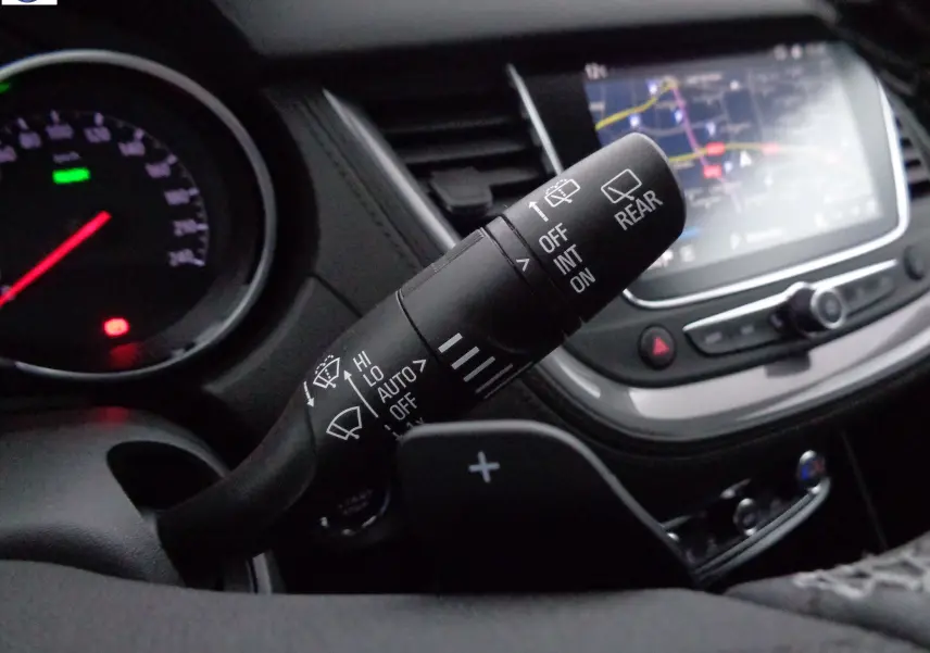 Gros plan sur la commande des essuie-glaces dans l'habitacle noir de l'Opel Grandland X hybride rechargeable 2021.