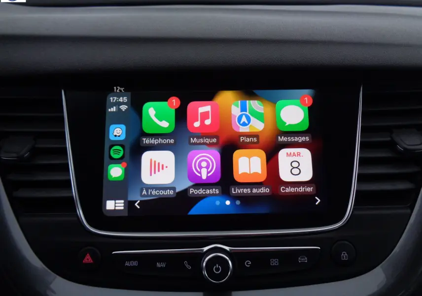 Écran tactile central de l’Opel Grandland X 2021 montrant l’interface Apple CarPlay avec applications colorées.