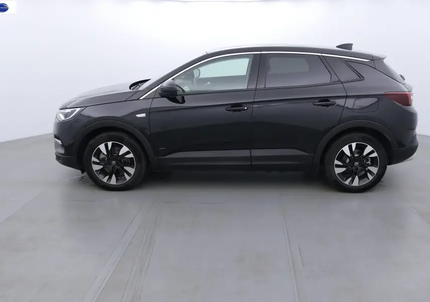 Opel Grandland X noir métal vu de profil côté gauche, soulignant ses jantes bicolores et lignes épurées.
