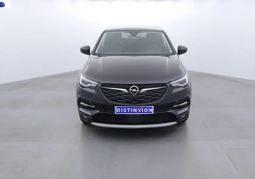 Vue frontale d'un Opel Grandland X noir métal, hybride rechargeable, avec calandre et phares LED distinctifs.