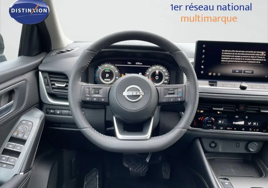 Vue intérieure centrée sur le volant Nissan et le tableau de bord numérique du Qashqai 2025, finition N-Connecta.