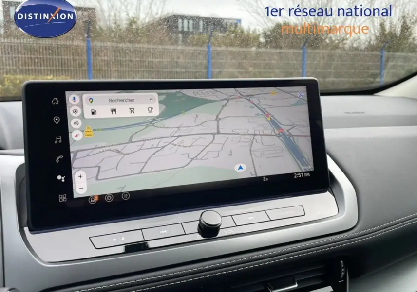 Écran tactile central affichant la navigation GPS dans l’habitacle moderne du Nissan Qashqai gris Squale Metal 2025.