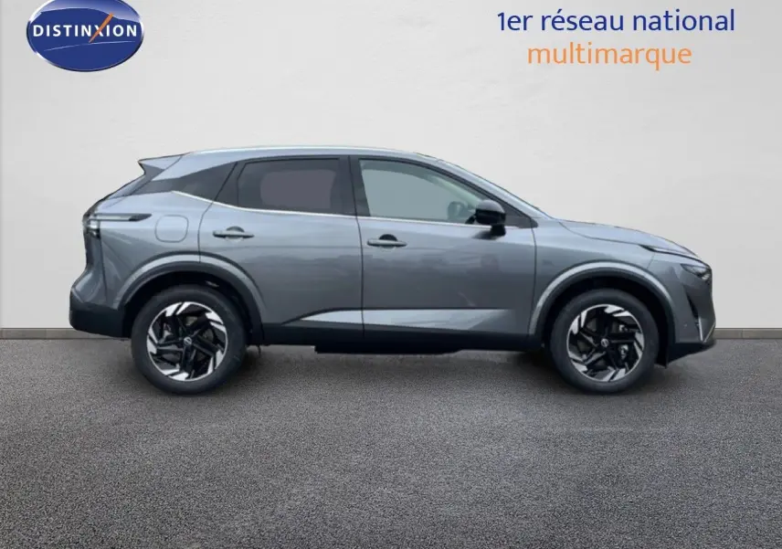 Vue de profil côté gauche du Nissan Qashqai 2025 gris squale métal avec jantes noires et détails modernes.