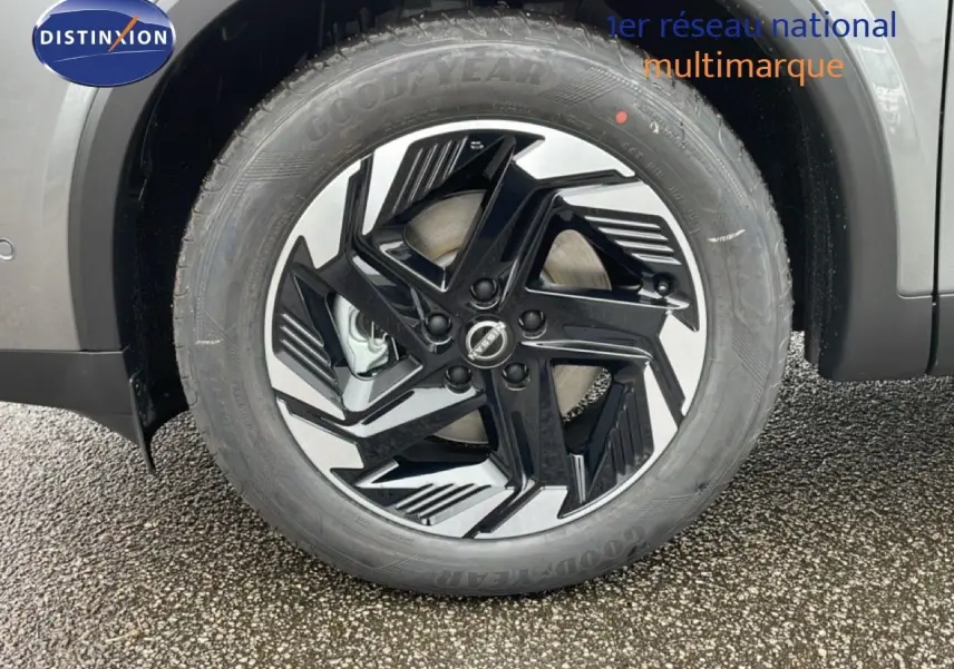 Gros plan sur la roue avant droite du Nissan Qashqai 2025 gris squale métal avec jante alliage noire et argentée.