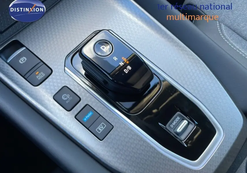 Gros plan sur la console centrale grise argile métal du Nissan Qashqai 2025 avec levier de boîte auto et boutons EV et D-MODE.