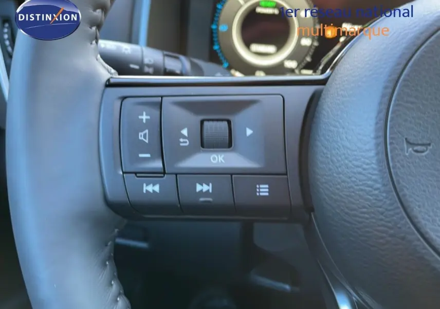 Gros plan sur les commandes multifonctions à gauche du volant cuir du Nissan Qashqai gris argile 2025.