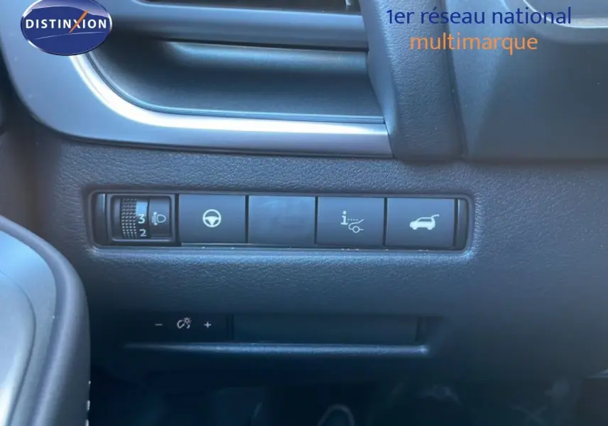 Vue intérieure sur les commandes latérales noires du tableau de bord du Nissan Qashqai gris argile 2025.