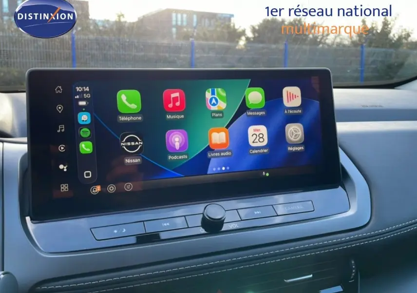 Écran tactile central du Nissan Qashqai 2025 gris argile, affichant les applications multimédia et navigation.