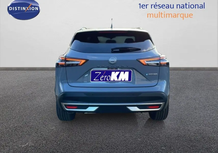 Vue arrière d'un Nissan Qashqai gris argile métal 2025 avec feux LED et logo E-POWER visible.