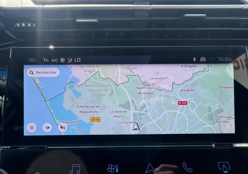 Écran tactile central du Peugeot 308 Hybrid 136 Allure 2024 affichant une carte de navigation détaillée.