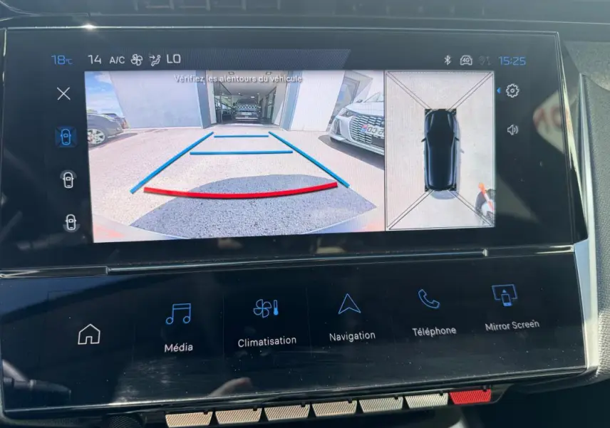 Écran tactile intérieur montrant la caméra de recul et vue 360° du Peugeot 308 Hybrid noir, avec guidage de stationnement.