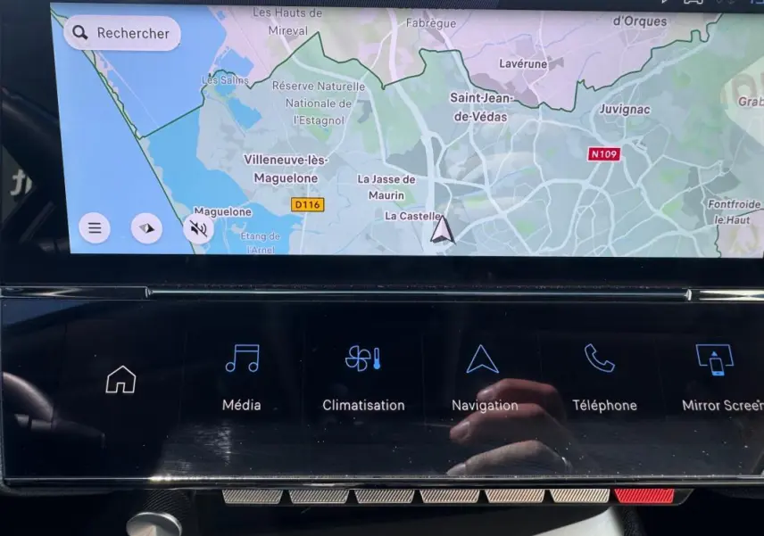 Vue rapprochée de l’écran tactile central du Peugeot 308 Hybrid 136 e-DCS6 Allure noir, affichant la navigation GPS.