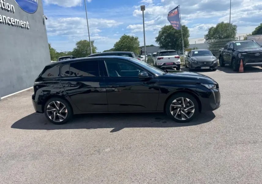 Peugeot 308 Hybrid noir vue de profil côté gauche, avec jantes alliage 17 pouces et vitres teintées.