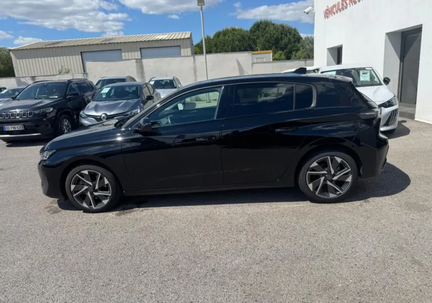 Peugeot 308 Hybrid noir vue de profil côté gauche, avec jantes alliage 17 pouces et toit noir brillant.