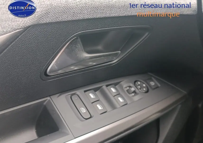 Gros plan sur la commande des vitres côté conducteur du Peugeot 5008 gris Artense, avec poignée de porte noire.