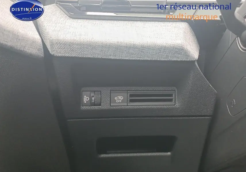 Détail intérieur montrant les commandes d’éclairage et d’aide à la conduite sur le côté gauche du Peugeot 5008 gris Artense.