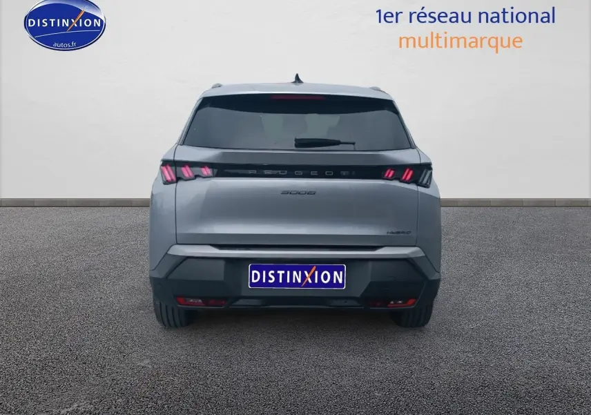 Vue arrière d’un Peugeot 5008 Hybrid 145 allure gris artense avec feux LED caractéristiques allumés.
