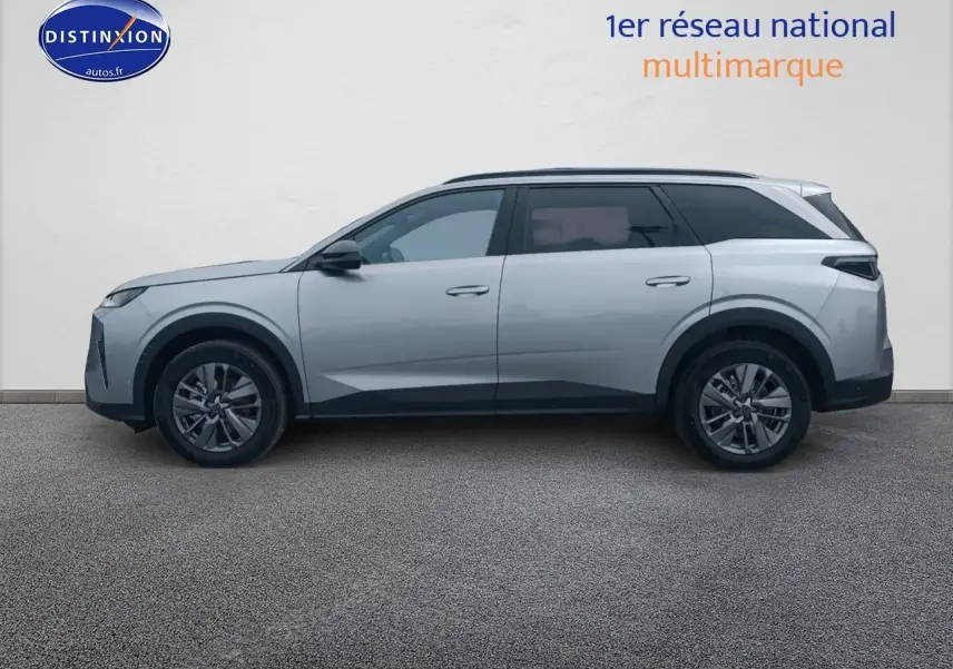 Profil droit du Peugeot 5008 Hybrid 145 allure gris artense avec jantes alu et vitres surteintées.